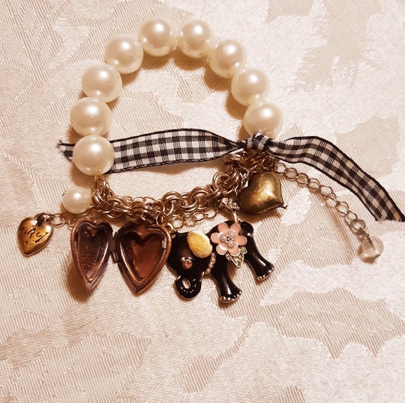 Betsy Johnson Black Elephant Bracelet NWOT - Picture 2 of 4